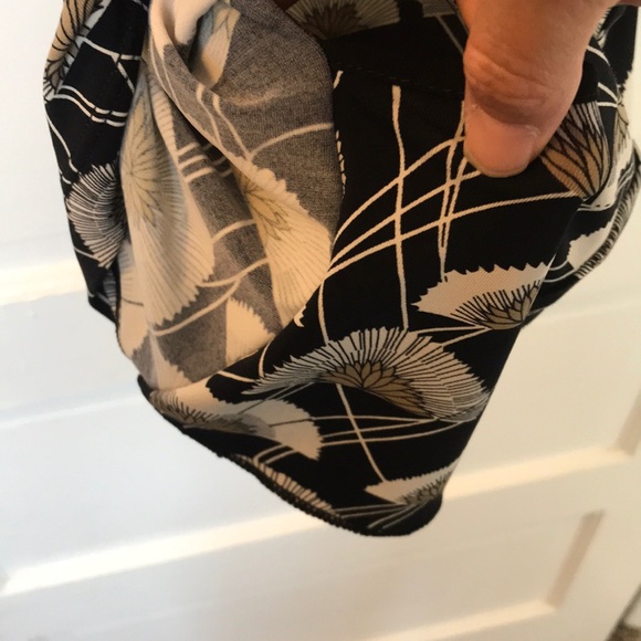 BCBG BLACK/WHITE SLEEVELESS BLOUSE SIZE XS - Picture 5 of 5